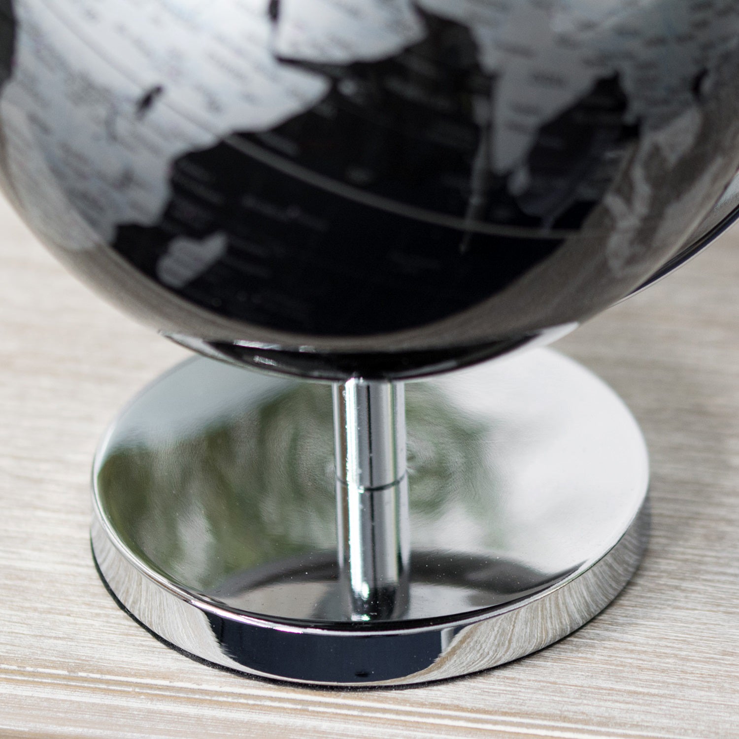 Schwarzer und silberner Globus
