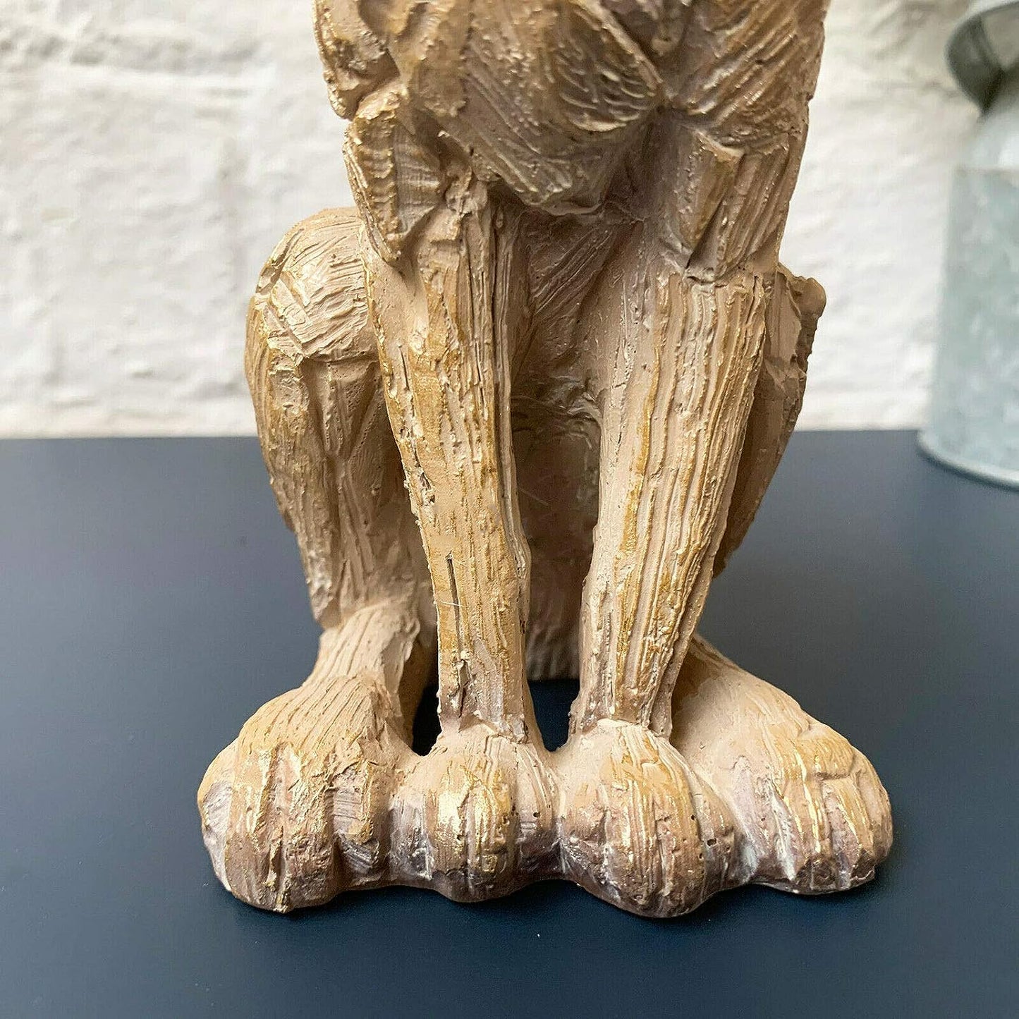 Sitzende Hasenfigur aus Treibholz