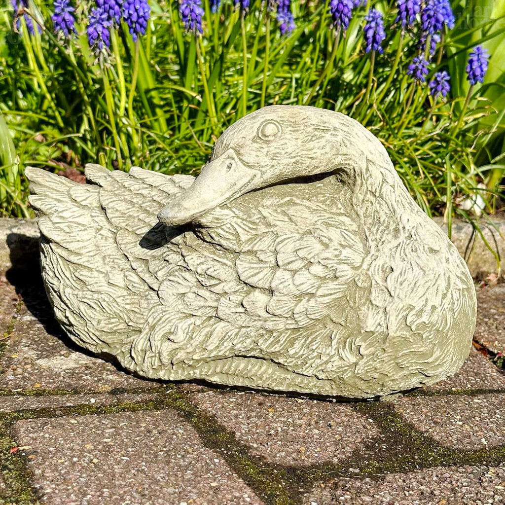 Ruhende Entenskulptur aus Stein