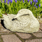 Ruhende Entenskulptur aus Stein