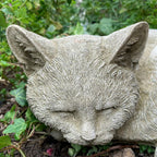 Steinskulptur „Schlafende Katze“ im Garten
