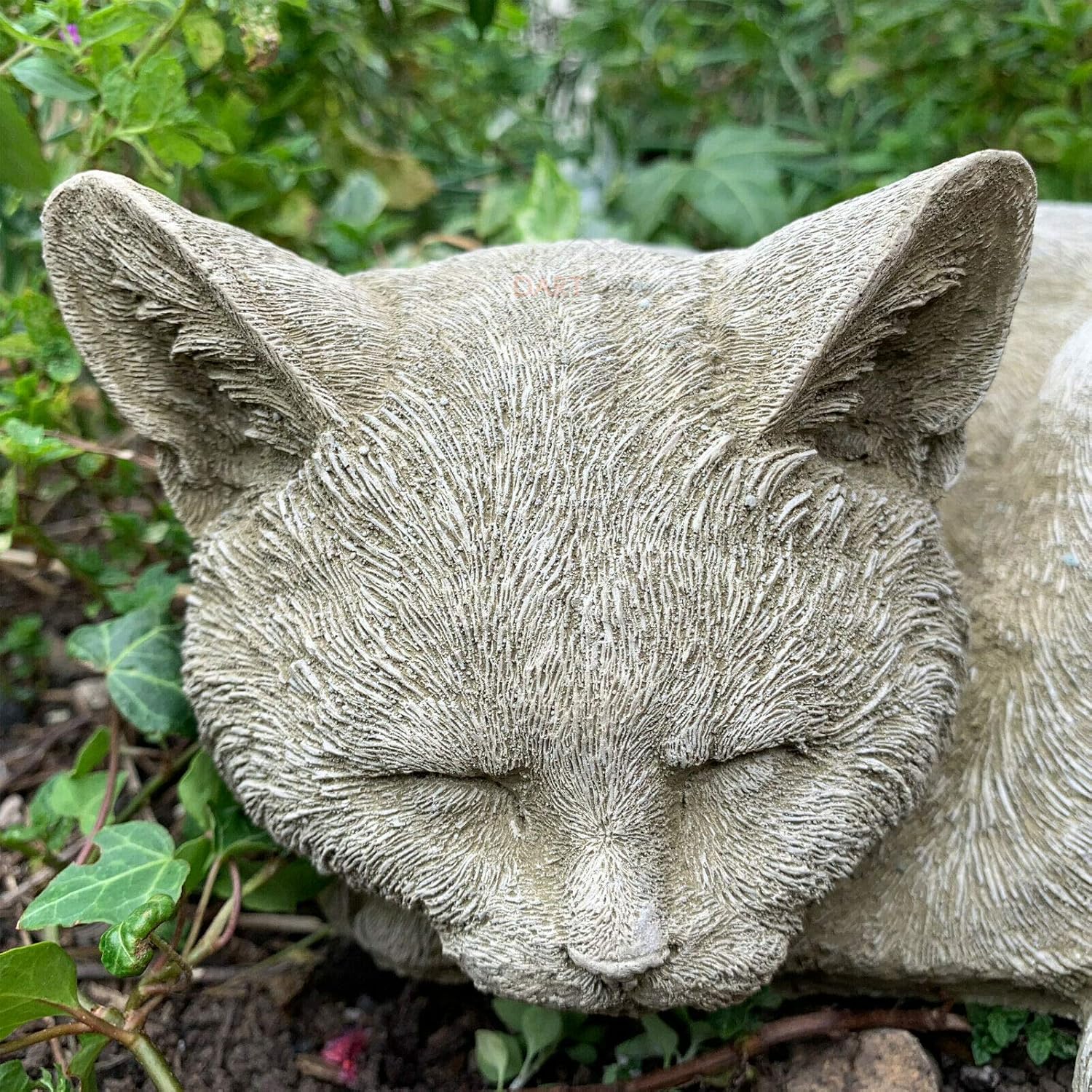 Steinskulptur „Schlafende Katze“ im Garten