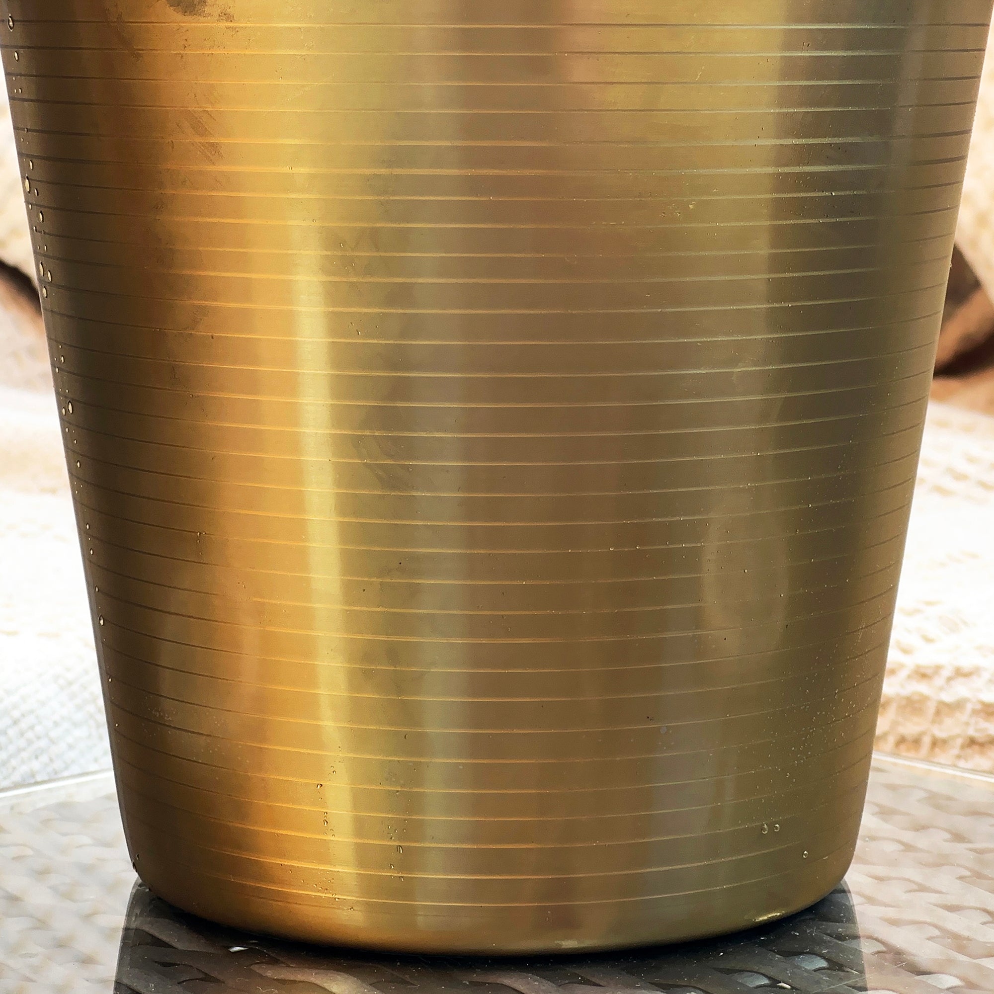 Goldfarbener Champagnerkübel aus Edelstahl