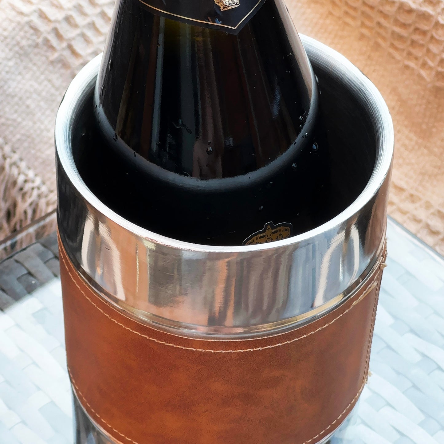 Weinkühler aus Edelstahl mit Details aus Kunstleder