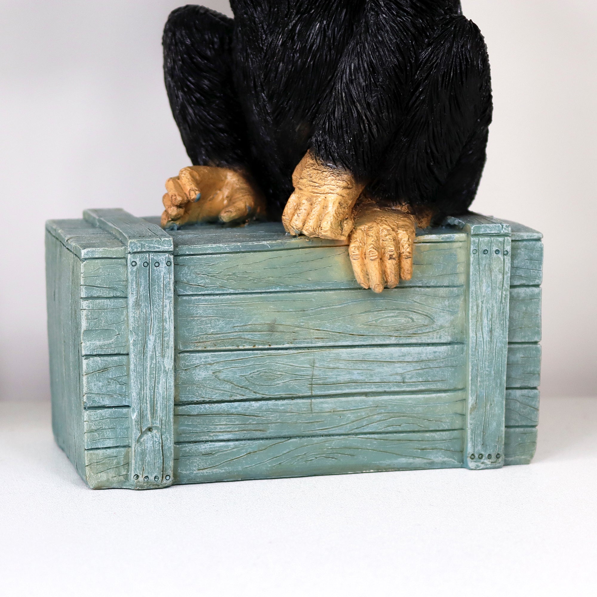 Skulptur eines betrunkenen Affen