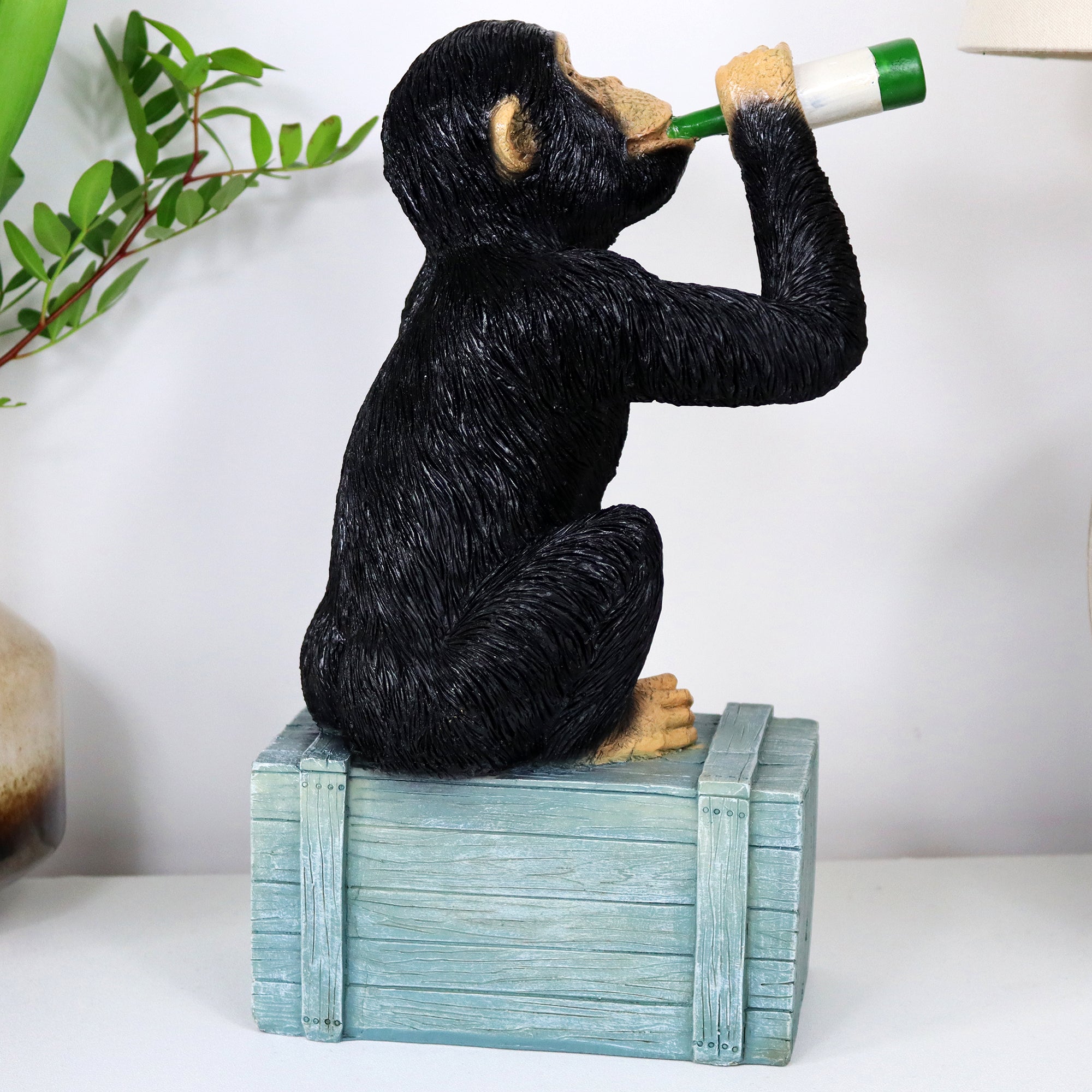 Skulptur eines betrunkenen Affen