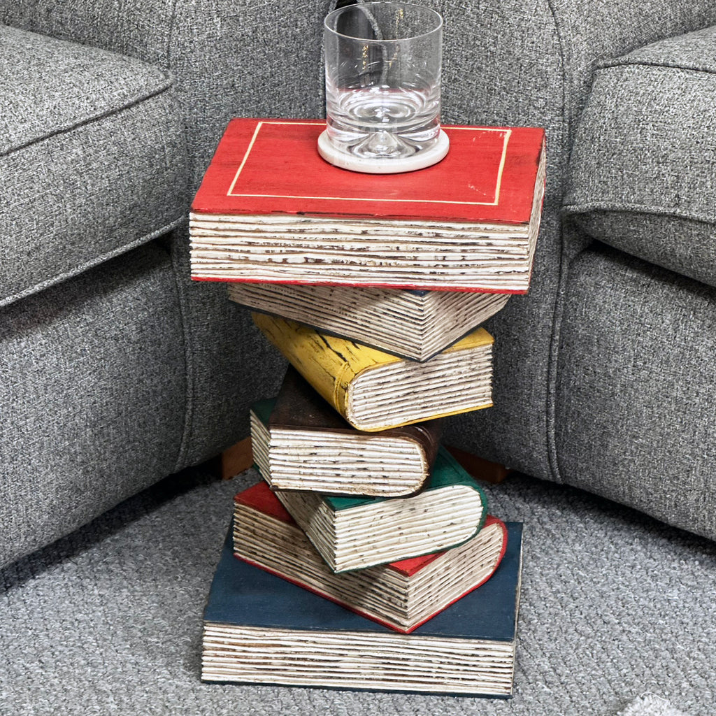 Bunter Bücherstapeltisch aus massivem Holz