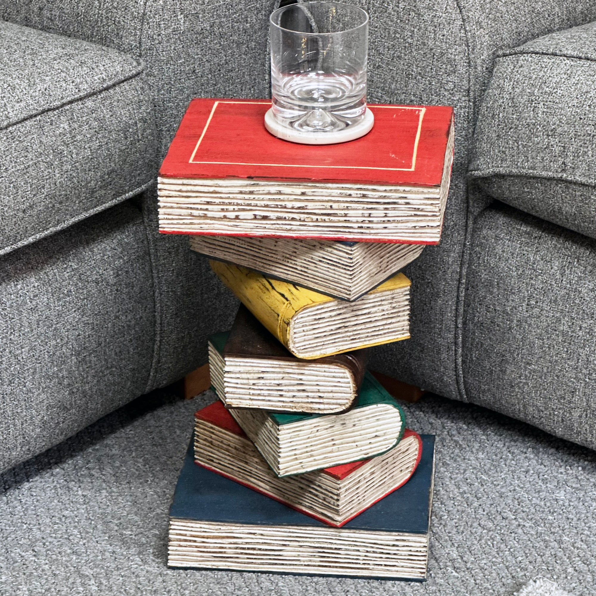 Bunter Bücherstapeltisch aus massivem Holz
