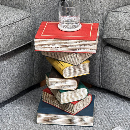 Bunter Bücherstapeltisch aus massivem Holz