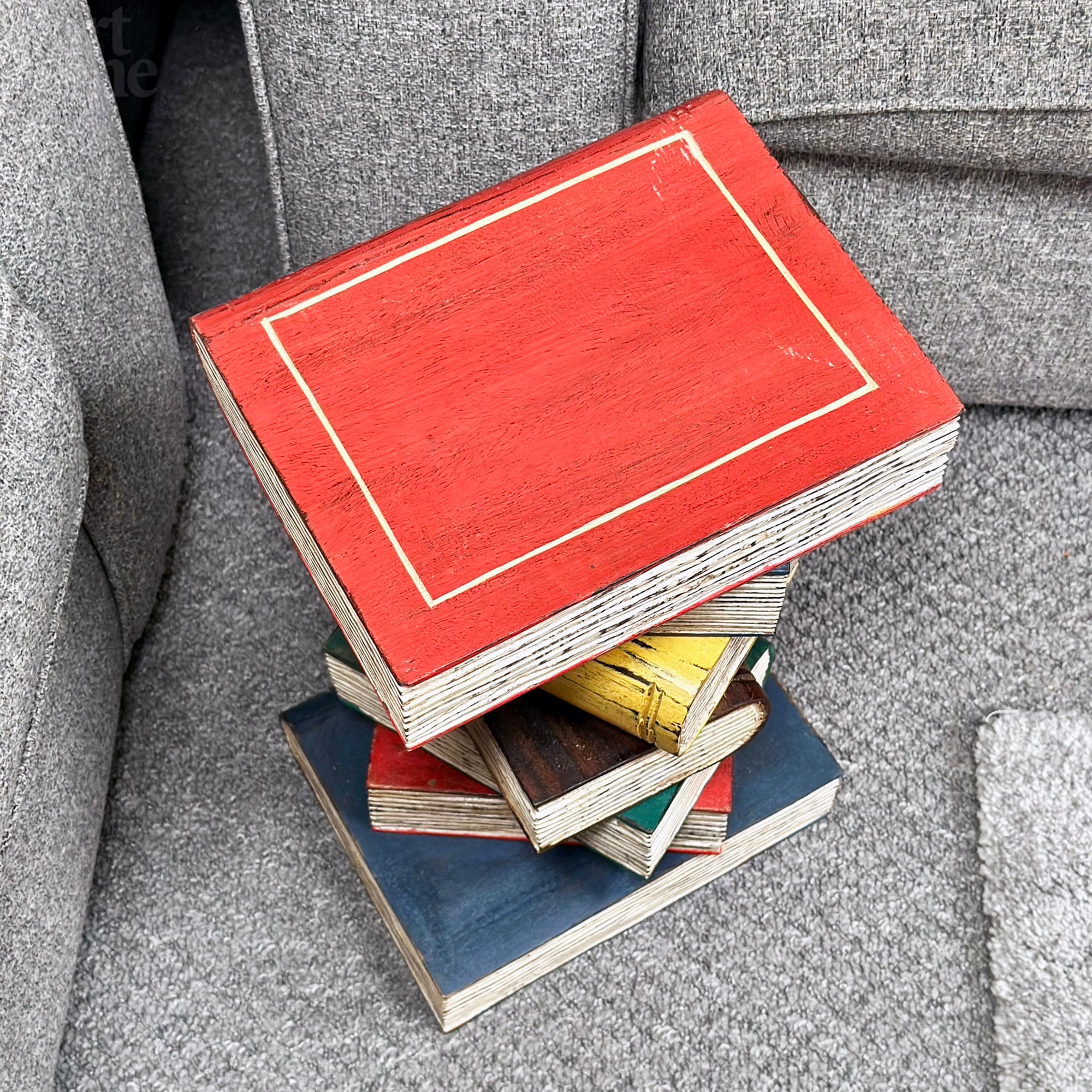 Bunter Bücherstapeltisch aus massivem Holz