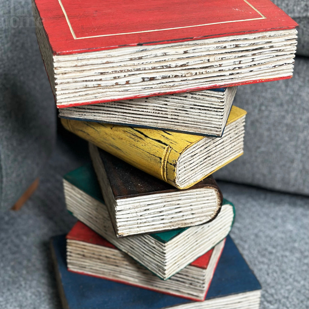 Bunter Bücherstapeltisch aus massivem Holz