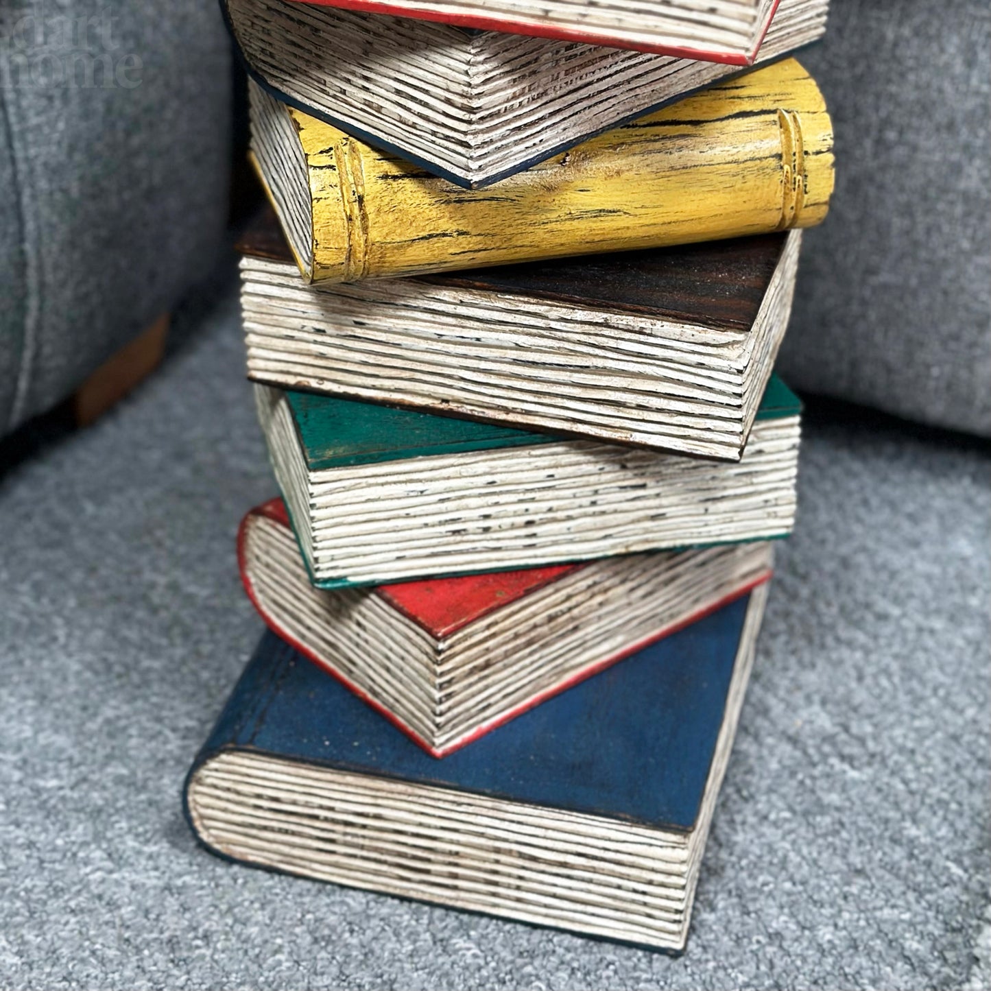 Bunter Bücherstapeltisch aus massivem Holz