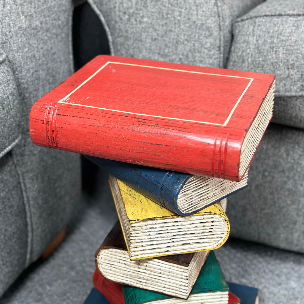 Bunter Bücherstapeltisch aus massivem Holz