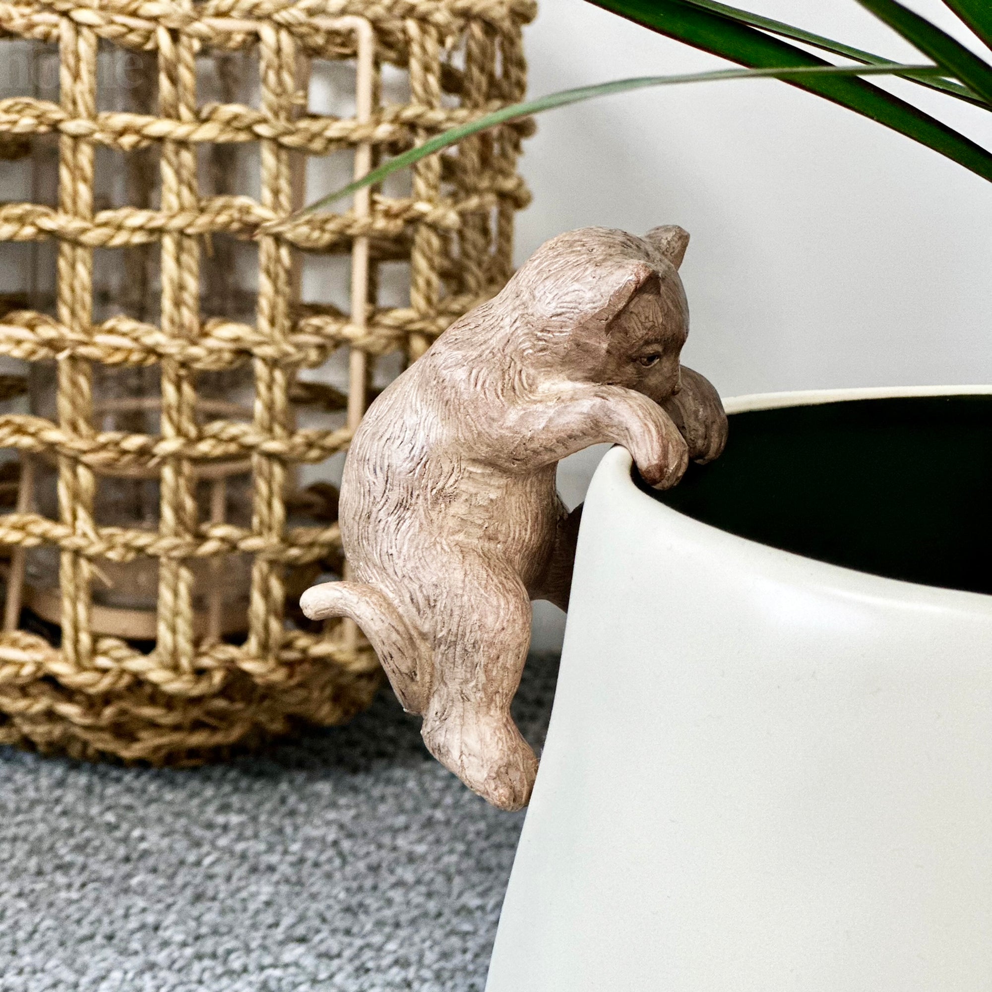 Brauner Katzentopf-Aufhänger