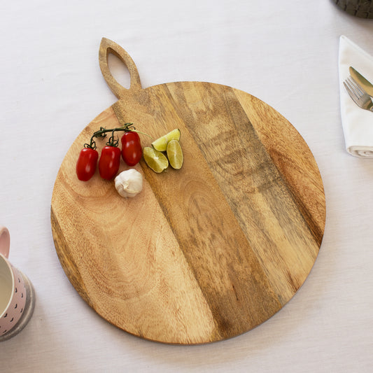 Runde geschnitzte Schneidebretter aus braunem Mangoholz