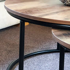 Set mit 2 zusammensetzbaren Couchtischen mit Holzplatte