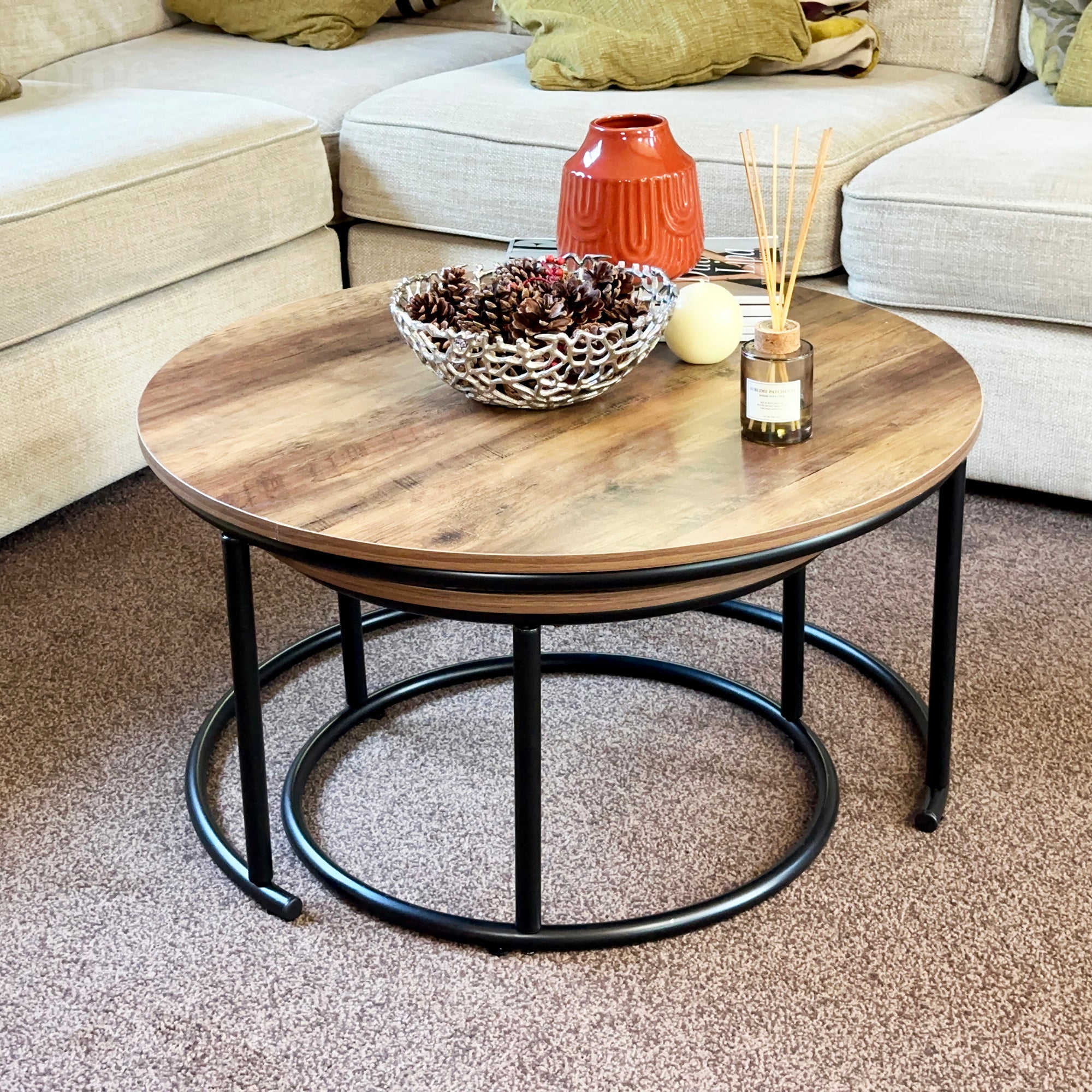 Set mit 2 zusammensetzbaren Couchtischen mit Holzplatte