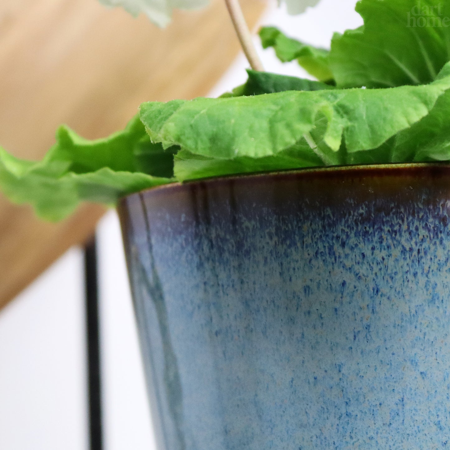 Blauer Blumentopf mit reaktiver Glasur