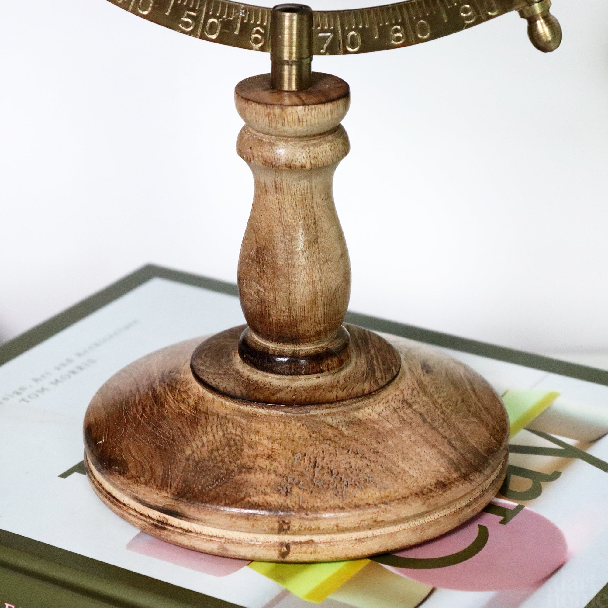 Olivgrüner Holzglobus im Vintage-Stil