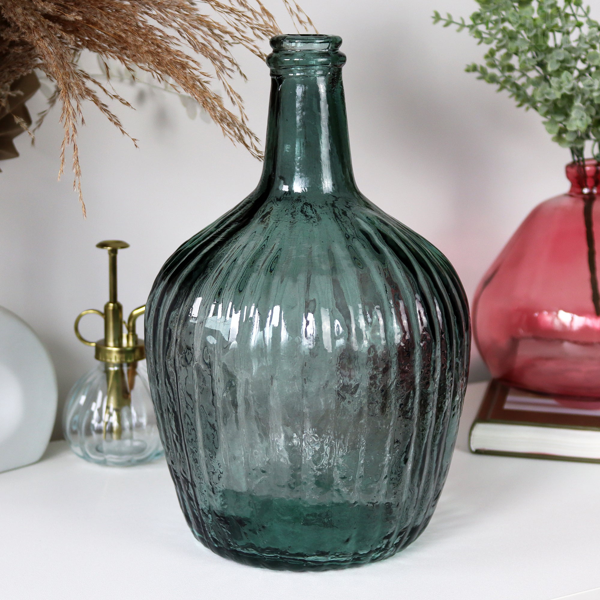 Gerippte blaue Flaschenvase aus recyceltem Glas