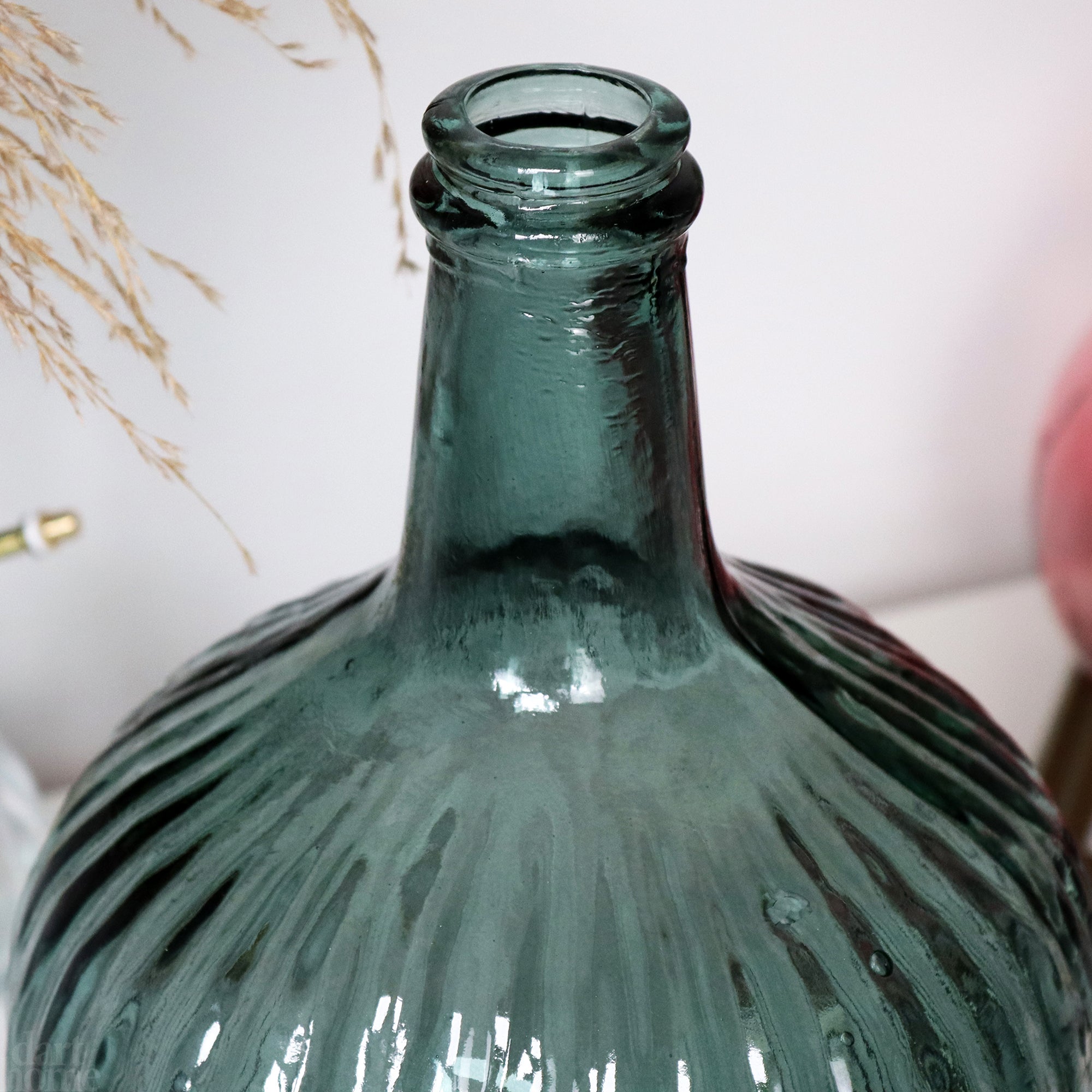 Gerippte blaue Flaschenvase aus recyceltem Glas
