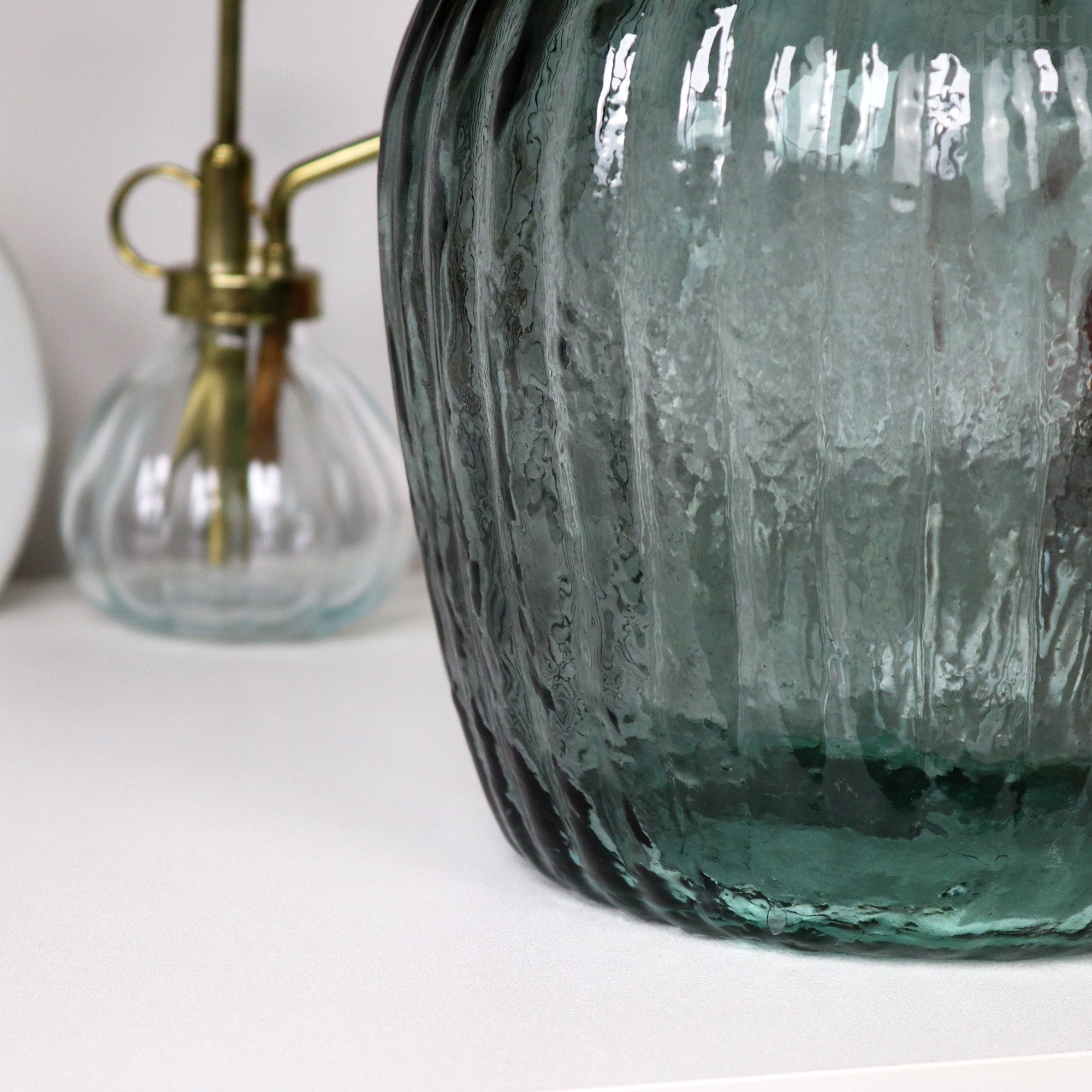 Gerippte blaue Flaschenvase aus recyceltem Glas