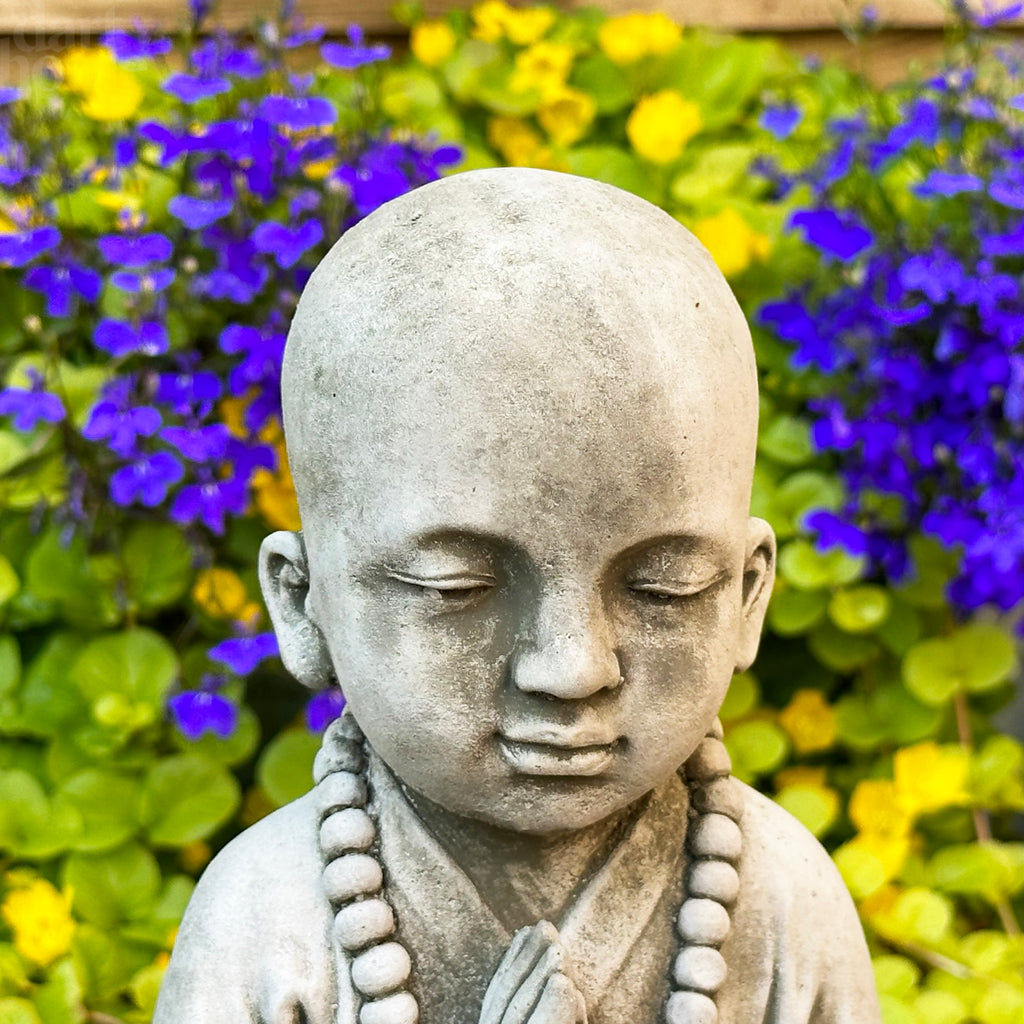 Skulptur eines steinernen Trommler-Mönchs