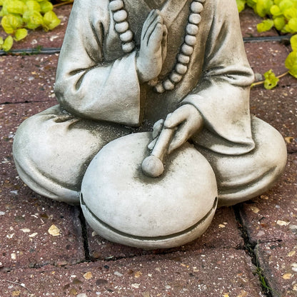 Skulptur eines steinernen Trommler-Mönchs