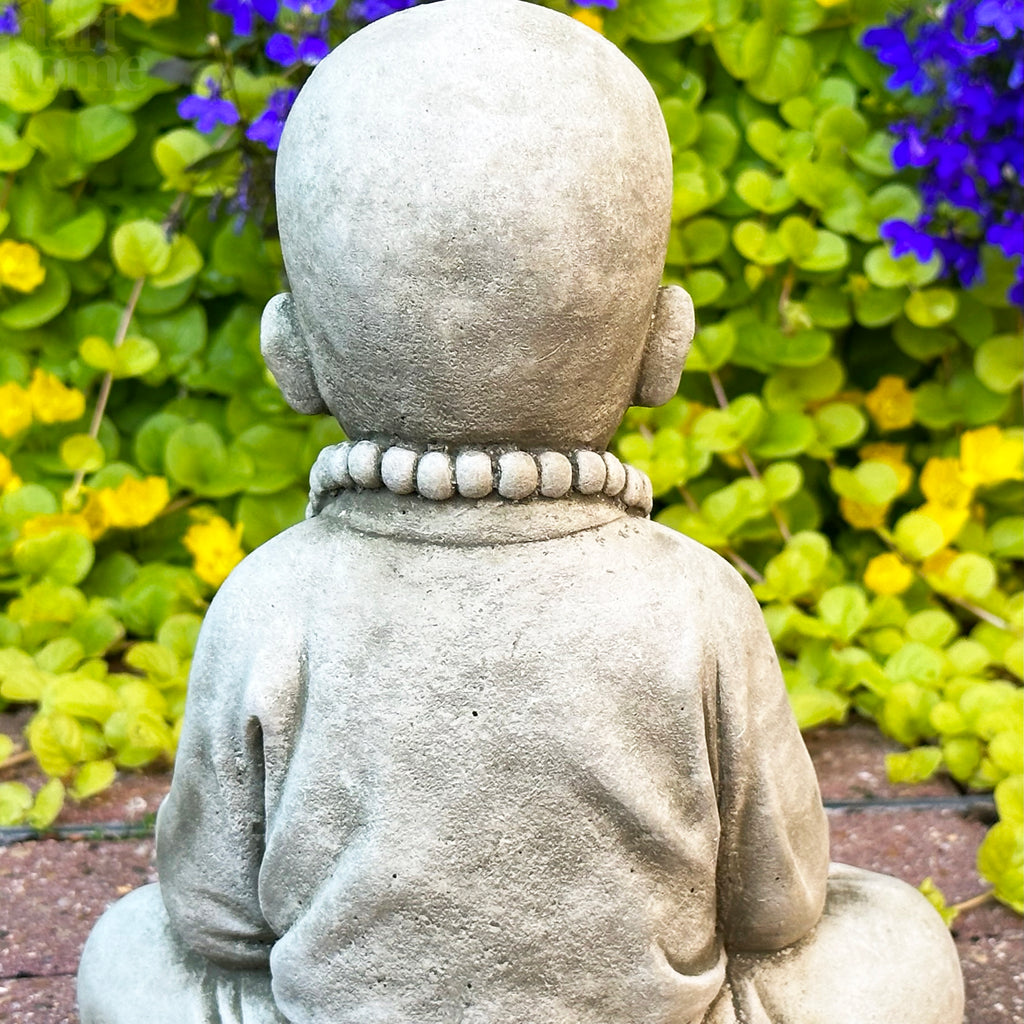Skulptur eines steinernen Trommler-Mönchs
