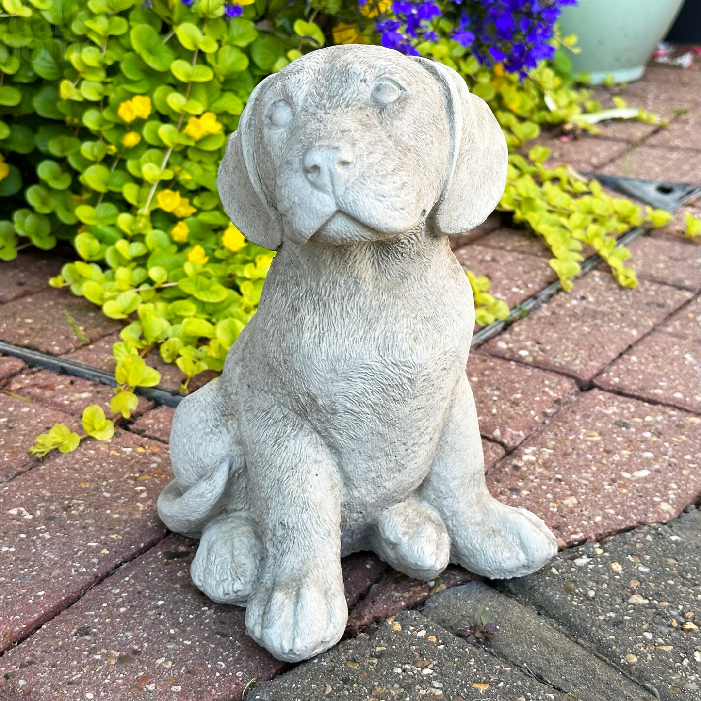 Labrador-Hundeskulptur aus Stein