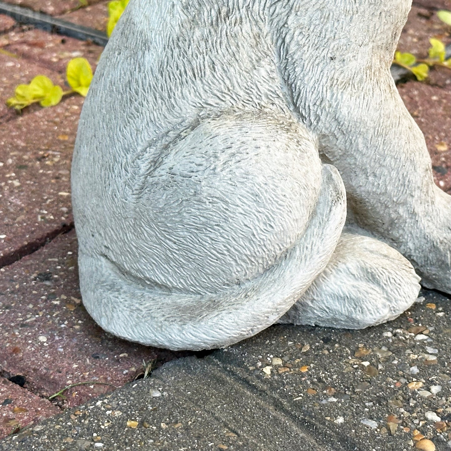 Labrador-Hundeskulptur aus Stein