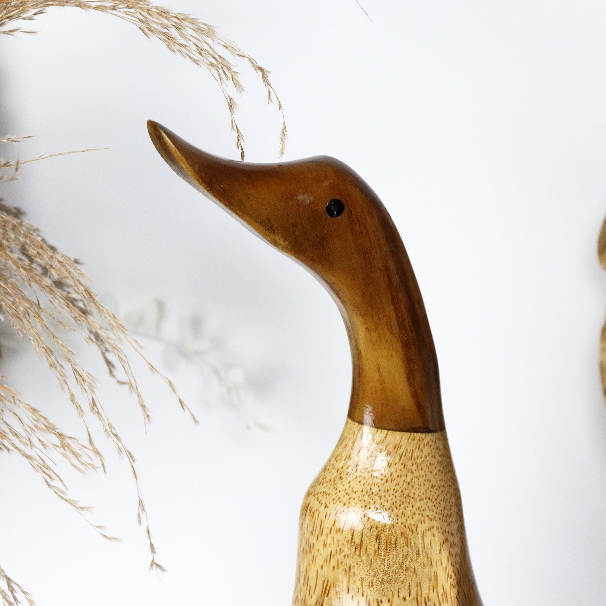 Teak-Ente mit roten Gummistiefeln