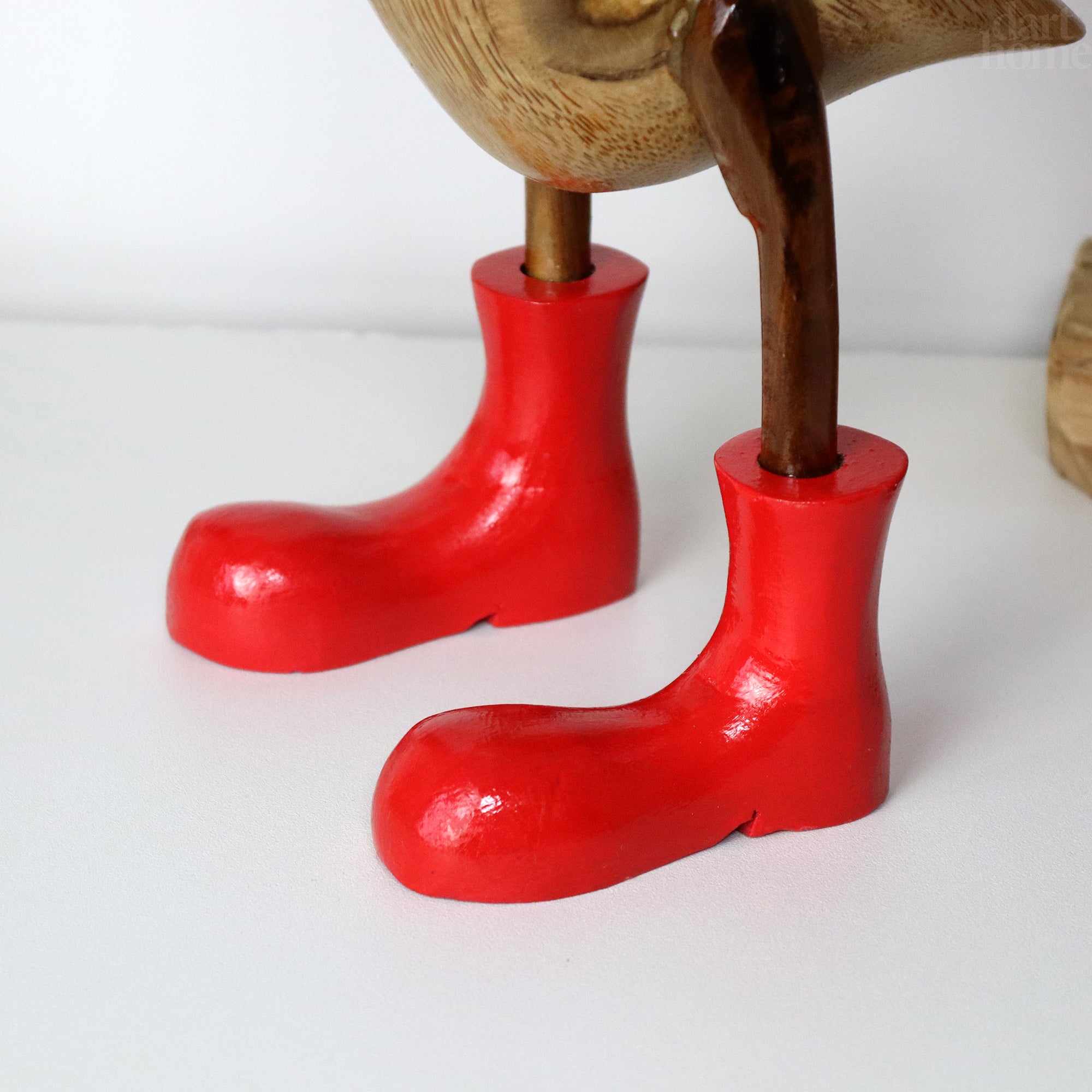 Teak-Ente mit roten Gummistiefeln