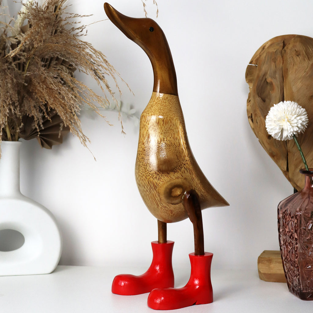 Teak-Ente mit roten Gummistiefeln