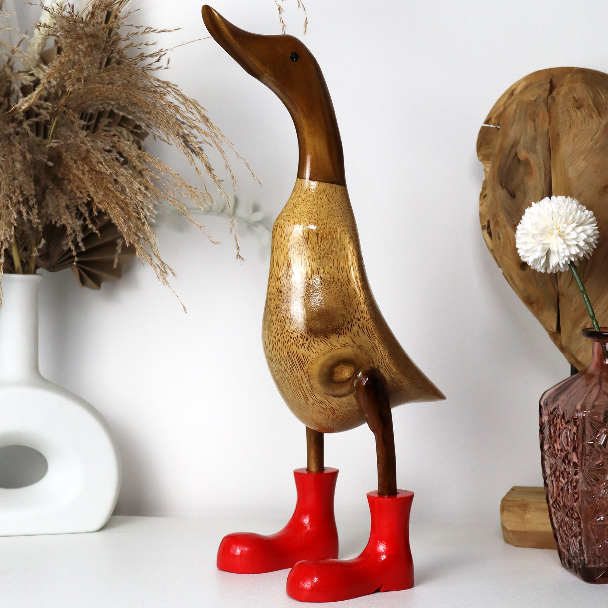 Teak-Ente mit roten Gummistiefeln