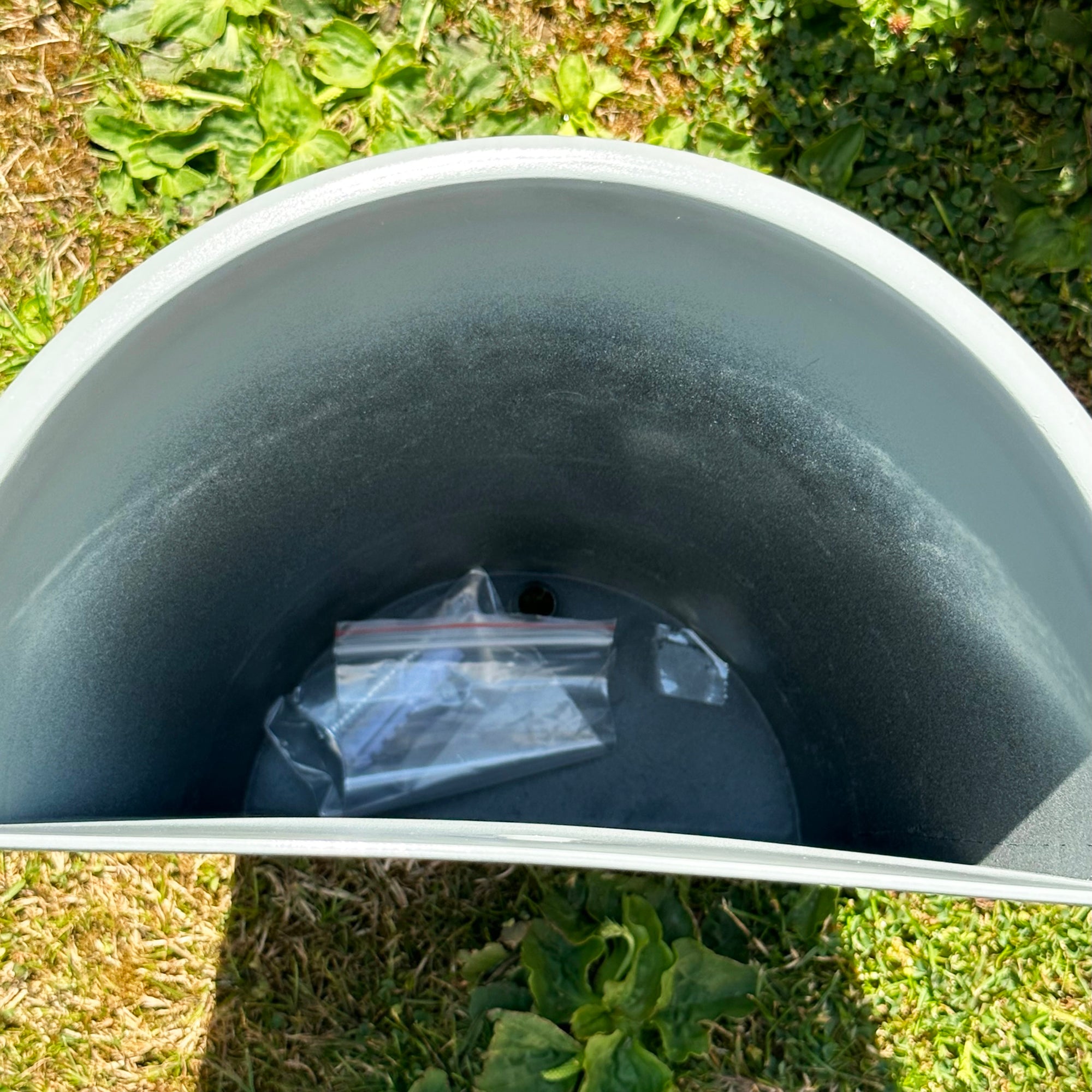 Glänzender grauer Wandpflanzer