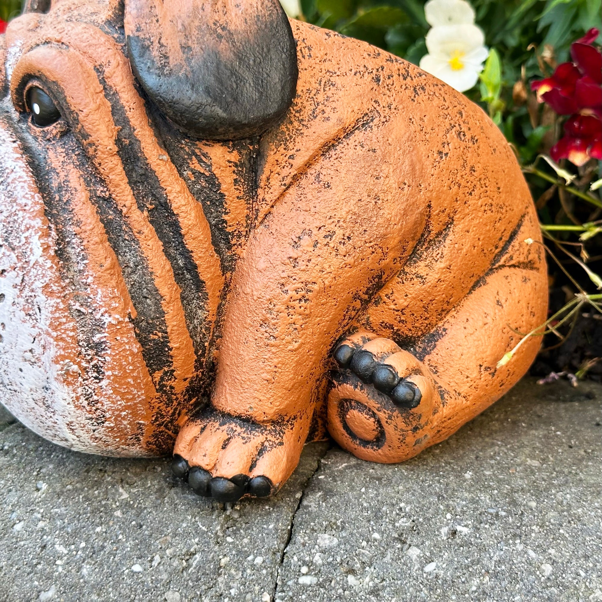 Pflanzgefäß „Englische Bulldogge“ aus Zement