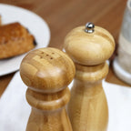 Hohe Salz- und Pfeffermühlen aus Holz
