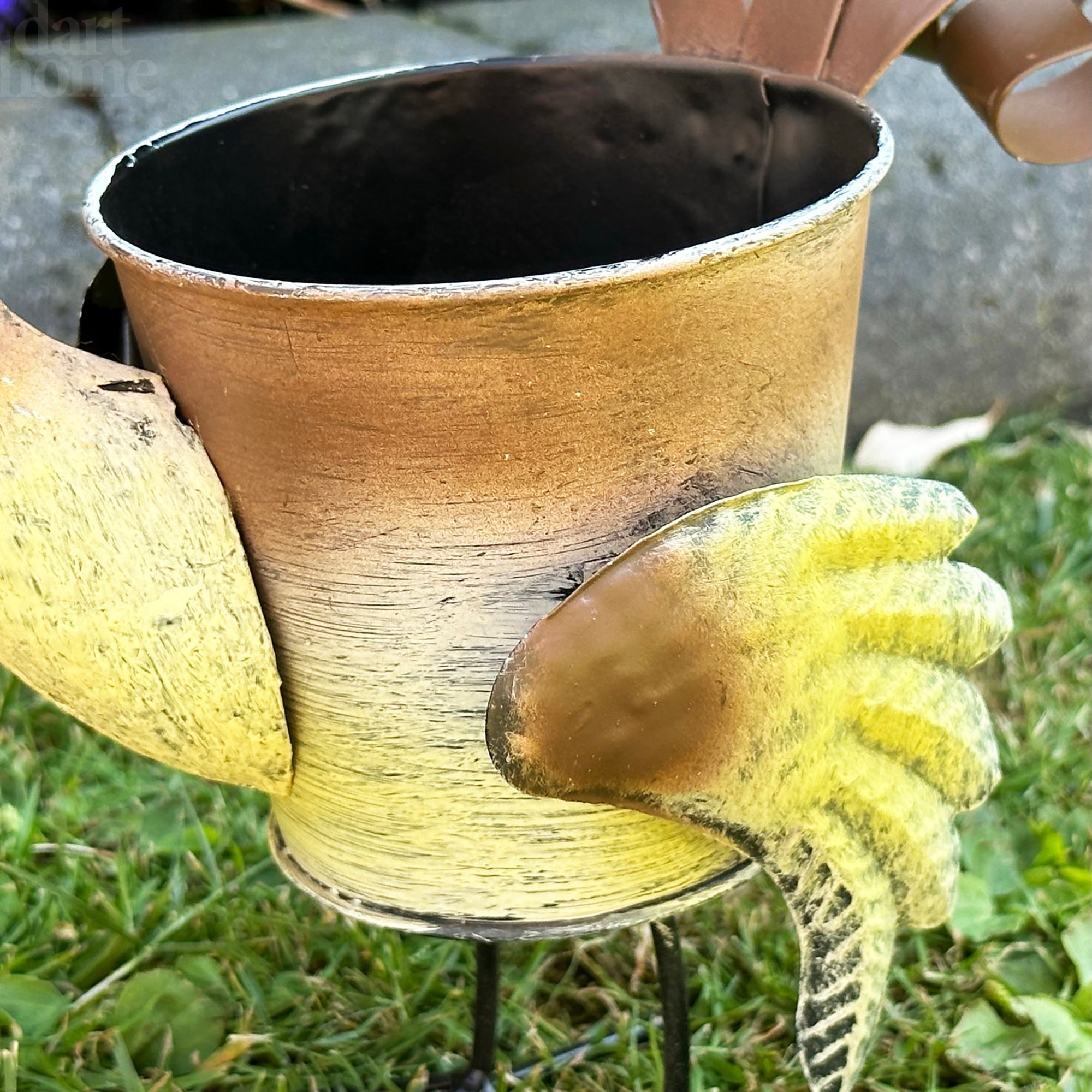 Pflanzgefäß für den Hühnergarten aus Metall
