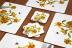 Set aus 8 Tischsets und Untersetzern mit Narzissenmotiv