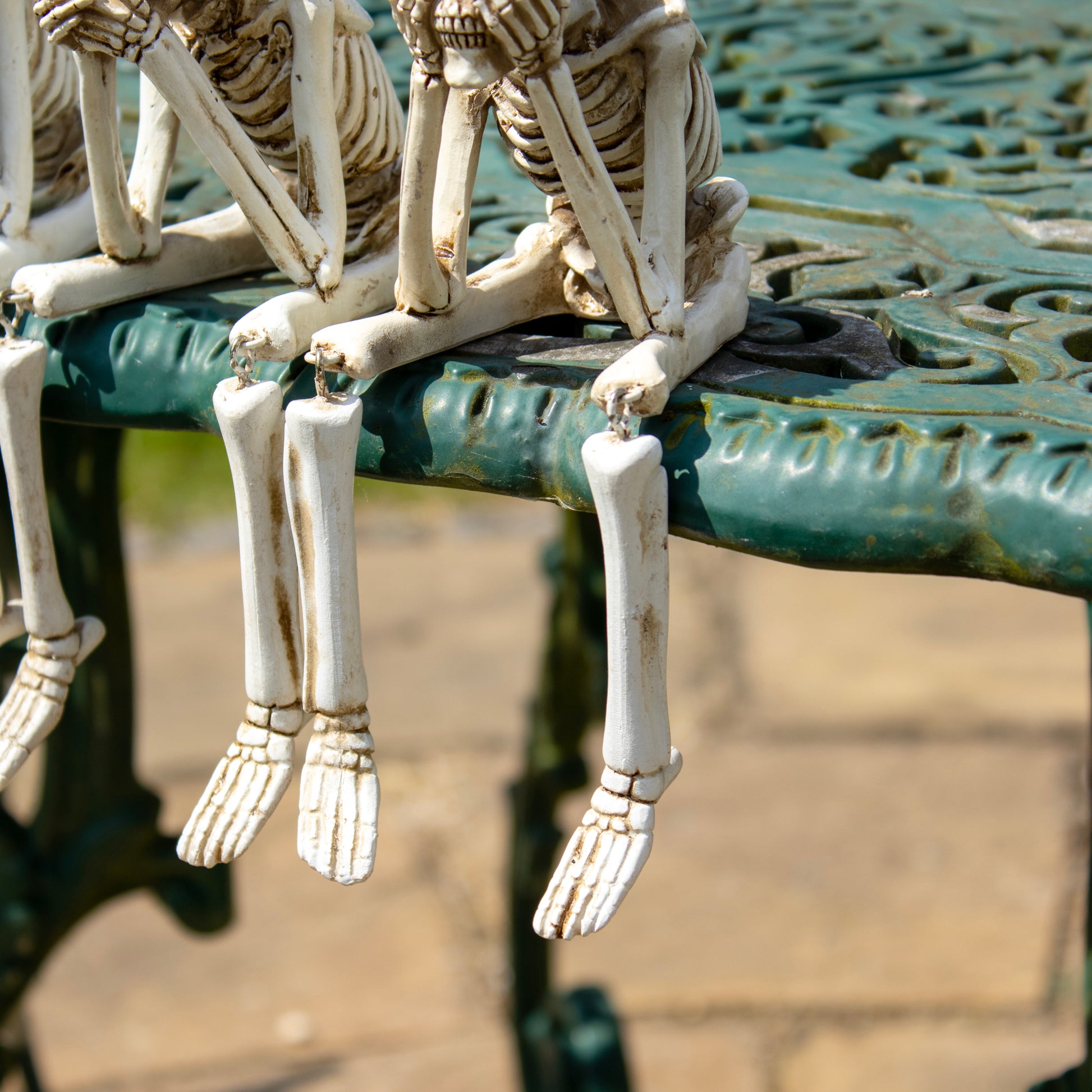 Regal mit drei weisen Skelettornamenten