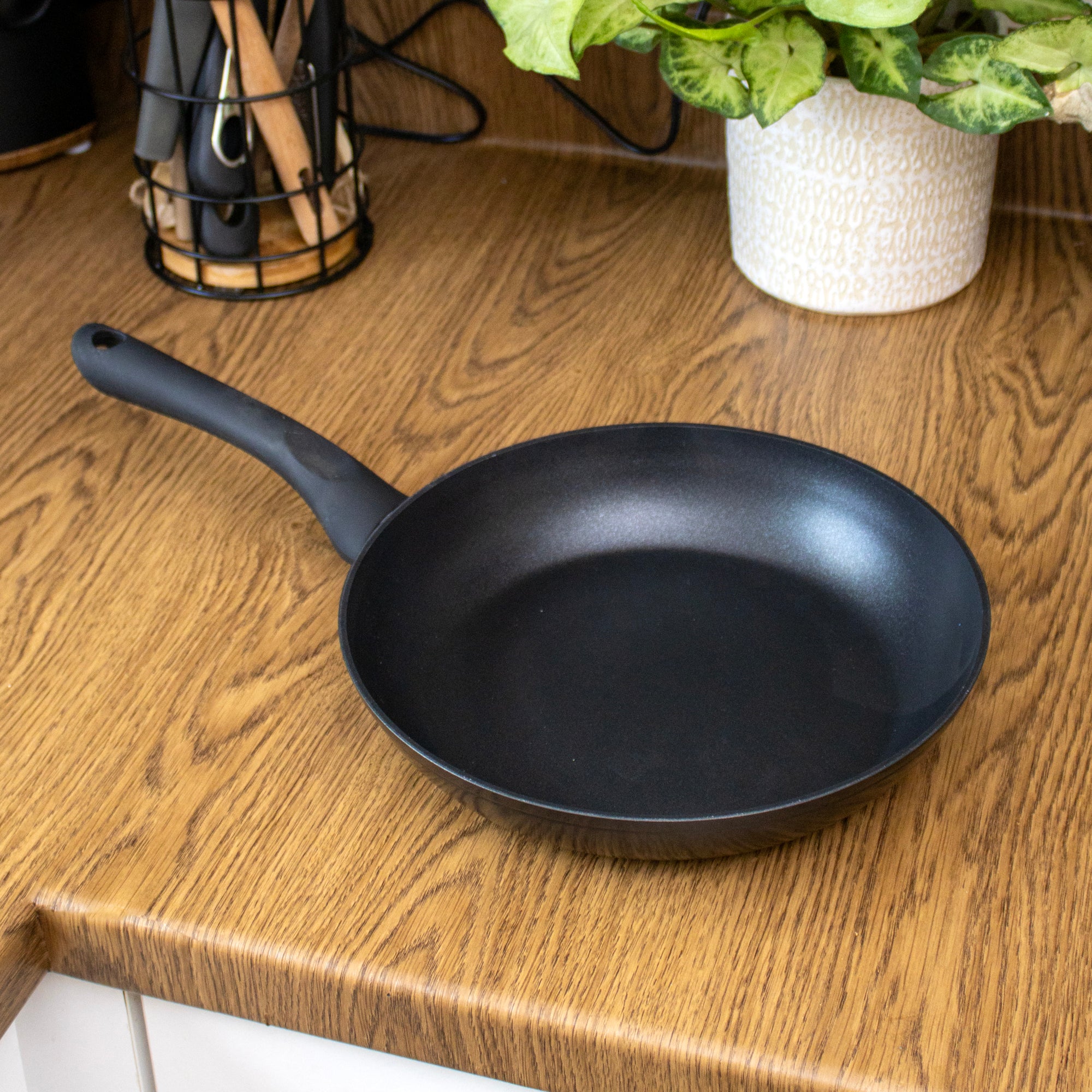 Set Of 2 Essentials Non-stick Frying Pans