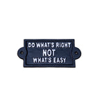 Wandschild aus schwarzem Gusseisen mit der Aufschrift „Do What Is Right“.