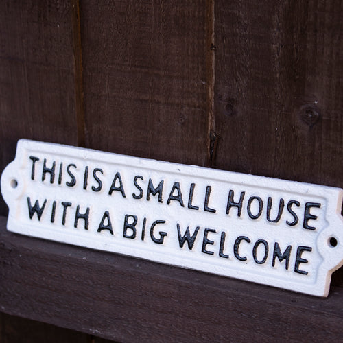 Kleines Haus, großes Willkommen, Wandschild aus Gusseisen