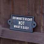 Wandschild aus schwarzem Gusseisen mit der Aufschrift „Do What Is Right“.