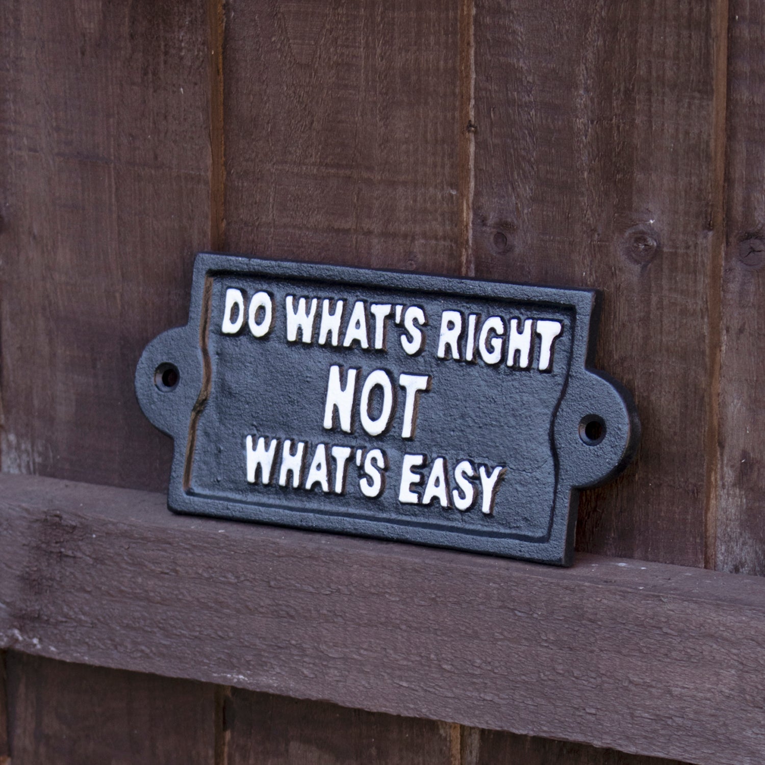 Wandschild aus schwarzem Gusseisen mit der Aufschrift „Do What Is Right“.