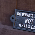 Wandschild aus schwarzem Gusseisen mit der Aufschrift „Do What Is Right“.