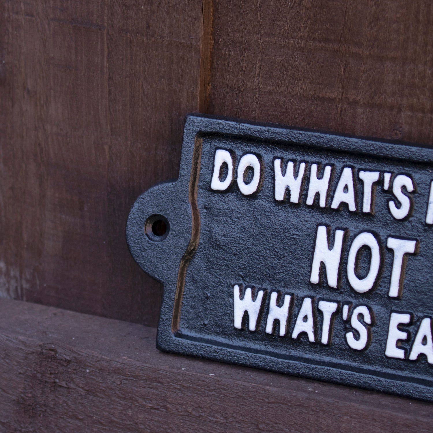 Wandschild aus schwarzem Gusseisen mit der Aufschrift „Do What Is Right“.