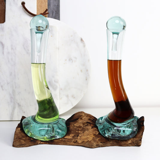 Geschmolzenes Glasöl und Essig-Set auf Teakholzständer