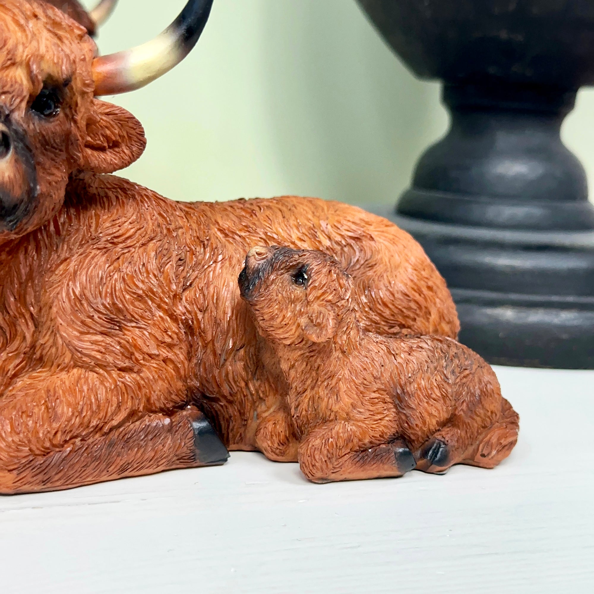 Braune Hochlandkuh mit Babyfigur